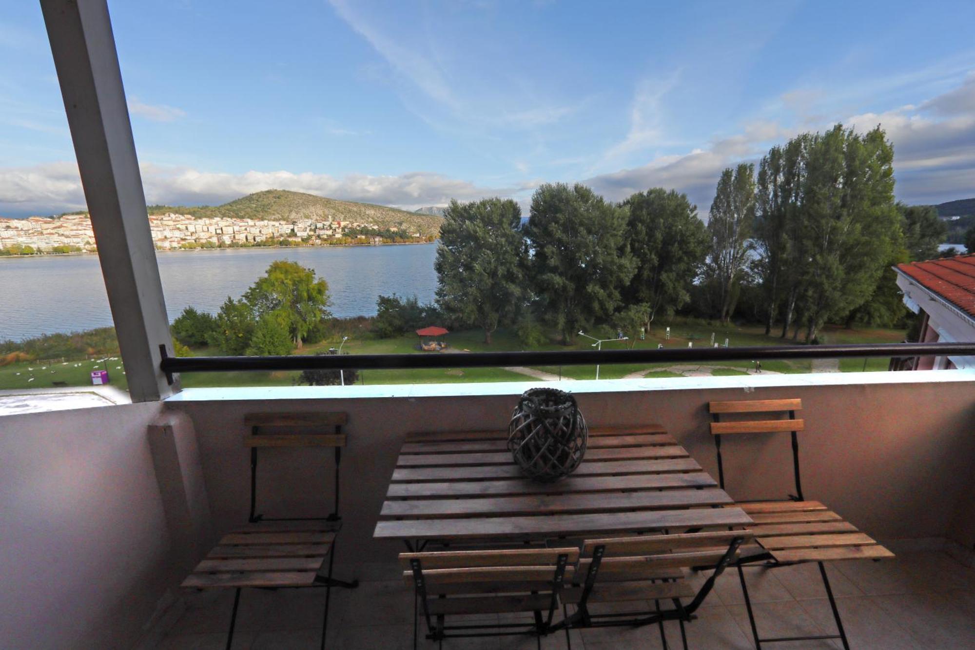 Swan Lake Front Apartment Kastoria Exterior photo